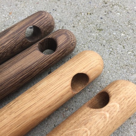 Køkkenrulleholder olieret eg og grå metalfod fra By Brorson