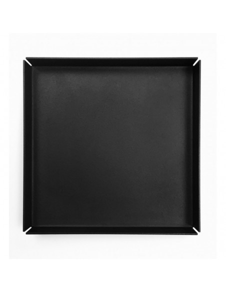Kvadratisk bakke i sort metal