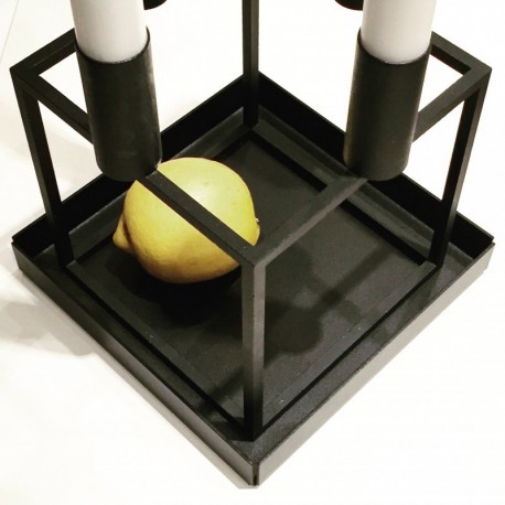 Kvadratisk bakke i sort metal