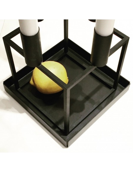 Kvadratisk bakke i sort metal