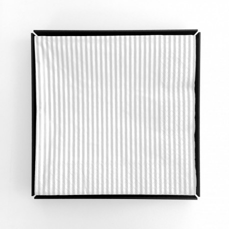 Kvadratisk bakke i sort metal