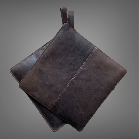 Grydelapper i mørkebrunt skind 19 x 19 cm Grydelapper i mørkebrunt skind 19 x 19 cm
