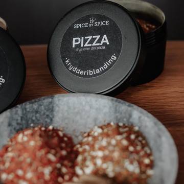 🍕 NYHED • NYHED • NYHED 🍕Vil du gerne have noget lækkert at krydre din pizza med??? Så se lige her 👇🏻👇🏻Pizza krydderi, brug den til dine pizzaer, men bland den også med cremefraiche, ost eller olie og lav den lækreste dip 😋😋Pris 60,-https://vildtshop.dk/home/561-pizza-krydderi.html