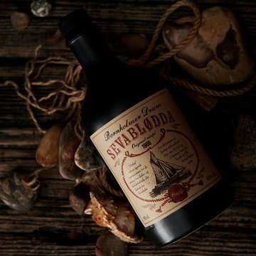 🐣 PÅSKE TILBUD • PÅSKE TILBUD 🐥Har du smagt denne fantastiske Sevablødda dram fra Bornholm??Hvis ikke, så bør du helt klar gøre det. Den har en dejlig smag med masser af krydderier.Normalpris 200,- nu får du 2 stk. til 300,-Kan bestilles i opslaget eller send os en besked, så sørger vi for at tage nogle fra til dig 🥃🥃
