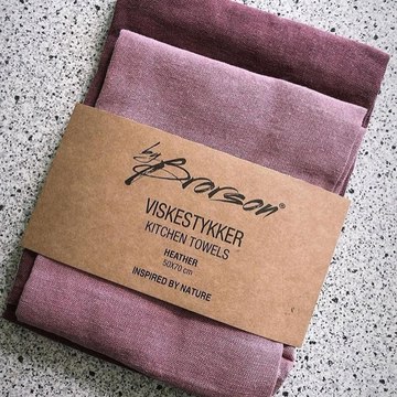 🌟 2-pak viskestykker til en special pris.Vi har været så heldige at få fat i et parti af disse flotte visestykker fra By Brorson 🤗Derfor kan du lige nu få en 2-pak til kun 75,-En flot lyngfarve til din jagtstue eller køkken 👌🏻https://vildtshop.dk/interior/150-viskestykker-i-okologisk-bomuld-i-lyngfarver-2-stk.html