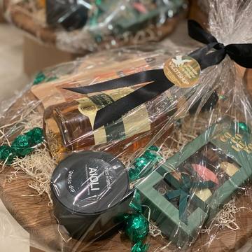 🎄🎁 Mangler du de sidste julegaver??Så bare rolig, vi hjælper dig helt frem til den 24. december 🙌🏻🙌🏻Send os blot en besked, eller giv os et kald på 30343857 🤗🤗Vi pakker også ordrer på webshoppen helt frem til mandag klokken 13.00Så hop ind og shop dine julegaver 🎁🎁#julegaver #gavekurve #værtindegaver #værtindegave #julen2025 #tilhende #tilham