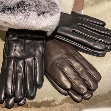 🍂 De flotteste skindhandsker til efterårets kolde tid fra Natures Collection👌🏻Fås i kvindeudgave med kaninskind lavet af lammeskind eller i en herreudgave lavet af hjorteskind. Begge modeller er yderst bløde og i høj kvalitet 👌🏻Læs mere og bestil dem her https://vildtshop.dk/module/iqitsearch/searchiqit?s=Skind+handsker