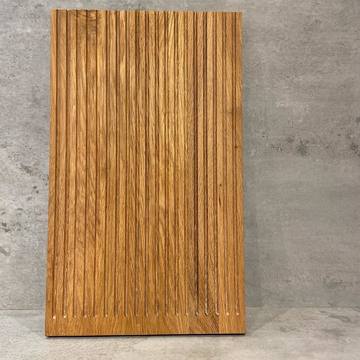 🟢 Så er det flotte skærebræt med saftriller igen på lager.Skærebrættet er yderst dekorativt og samtidig super praktisk. Rillerne bliver dybere og dybere og er derfor super smart til at skære kød på, da saft fra kødet løber ned i vasken.Vend også skærebrættet om og brug den som servering.Fås i olieret eg eller røget eg 🌳https://vildtshop.dk/module/iqitsearch/searchiqit?s=Skærebræt+med+saftriller#danskdesign #bybrorson #indretning #interiør #interiordesigninspo