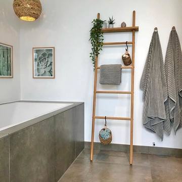 I morgen sker det 🎉 de længe ventede træstiger i olieret eg lander på vores lager ☺️🙌🏻Så er du en af dem der har gået og ventet på dem, så hop ind på shoppen og afgiv din ordre, så sørger vi for den kommer afsted til dig hurtigst mulig 📬📦https://vildtshop.dk/module/iqitsearch/searchiqit?s=Træstige