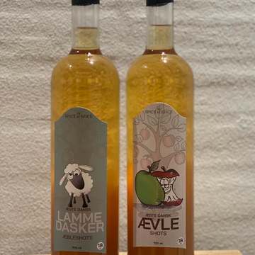 😋🍎🍏 ÆWLE ELLER LAMME DASKER 🍏🍎Vi har fået en mega lækker nyhed hjem ♥️🙌🏻 ÆWLE eller LAMME DASKER æbleshot 😋Server den med flødeskum på toppen og lidt æblerasp eller makroner og du har en shot der smager af æblekage - den gode gamle som vi kender den.Du kan nu finde den på shoppen til kun 225,-Læs meget mere og bestil den her eller i kommentarsporet 👉🏻 https://vildtshop.dk/home/560-696-aewle-eller-lamme-dasker-aebleshot-spice-by-spice-8004595053702.html#/155-variant-aewle