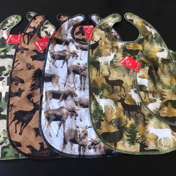 🦌 TIL DE SMÅVores hagesmække fra Zoo design er perfekte til de små 👌🏻 dyremotiverne er med til at skabe snak om bordet og så er de tilmed yderst funktionelle 🤗👌🏻 da der er fleece på bagsiden hindrer det væsker at trænge igennem og gøre barnet vådt.Tåler både vaskemaskine og tørretumbler 🙌🏻🙌🏻😉Se udvalget her https://vildtshop.dk/module/iqitsearch/searchiqit?s=Hagesmæk