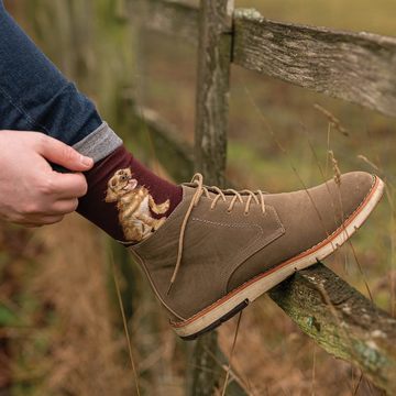 🧦 Bambus sokker til ham 🥰Vælg imellem et hav af forskellige motiver, når du går på shopping 🛍️ på vores webshop.Strømperne er super lækre og utrolig bløde 🤗 den perfekte gaveidé til ham.Se mere og bestil dem her https://vildtshop.dk/86-sokker