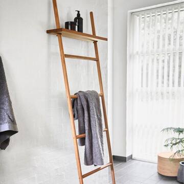 🌱 Skab nyt liv i din bolig med en af vores flotte træstiger fra By Brorson 😍Brug den i entréen, i stuen, soveværelset, ja kun fantasien sætter grænser.#træstige #bybrorson #danskdesign #indretning #boliginteriør