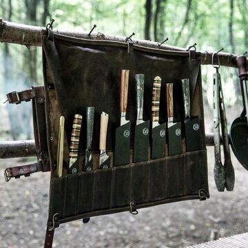 🔪🔪𝗦𝗽𝗮𝗿 𝟮𝟬% på alle vores læderknivruller. Den perfekte og stilrene måde at opbevare dine knive på 👌🏻😊Fås med plads til 5 knive 🔪 eller med plads til 9 knive 🔪 🔪https://vildtshop.dk/68-laederknivtasker#knivrulle #knivtaske #tilkokken #tiljægeren #knivopbevaring