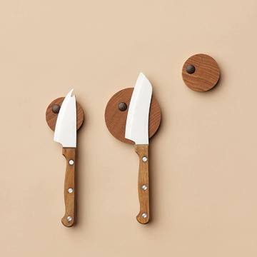 🇩🇰 Knivmagneter der er designet og produceret i Danmark 👌🏻Vores runde knivmagneter er perfekte til at skabe et smukt og moderne look i dit køkken 👌🏻Fås i olieret eg eller røget eg 🌳https://vildtshop.dk/module/iqitsearch/searchiqit?s=Knivmagneter#knivmagnet #knivmagneter #knivmagneterpåvæggen #danskdesign #danskproduceret #trend #interiør #interior #interior4you