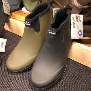 Skal du have et par lækre støvler som både er praktiske og super lækre at gå i, hvad enten det er at gå tur med hunden, gå i haven, på campingpladsen, til jagten, ja - kun fantasien sætter grænser ☀️🙌🏻 så har vi de mest lækre og utrolig behagelige støvler til dig fra Le Cerf.Pris 599,-Den perfekte mors dags gave til hende der har alt ♥️🎁#morsdagsgave #morsdag #gaventilmor #gaventilhende #mor #minmor #gaventilminmor #lundelufter #naturelsker #støvler #outdoor