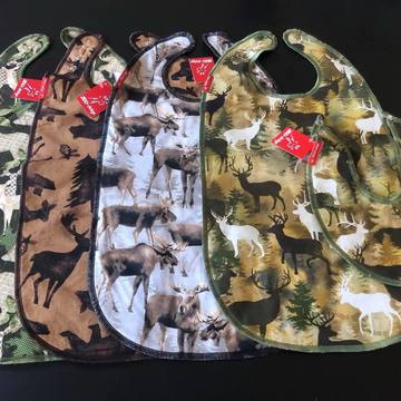 🦌 Hagesmække med vildtmotiver fra zoo•design 👌🏻På bagsiden er der fleece, som gør at væsker ikke kan trænge igennem og gøre barnet vådt. Tåler vaskemaskine og tørretumbler 👌🏻Se hele udvalget her https://vildtshop.dk/70-hagesmaekke-med-vildt