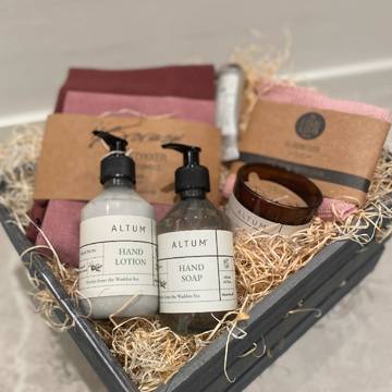 Husk mors dag på søndag ♥️ forkæl din mor med en gavekurv eller noget andet lækkert fra vores shop. Hvis du vil forbi og hente det, så smid os en sms på 30343857, så åbner vi 😉☀️ der er helt sikkert noget til din mor 🎁#morsdag #morsdagsgave #morsdag2025 #gaventilmor