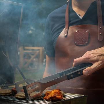 Når grillsæsonen går i gang er det med at have udstyret i orden 🥩 Vi har et bredt udvalg af læderforklæder fra Witloft, som er perfekte til formålet 🤗🤗Så hop ind forbi webshoppen og bestil dit nye læderforklæde i dag 🔥 www.vildtshop.dk#læderforklæde #læderforklæder #grillsæson #grilltilbehør #gaveidé #forklæde #moderneforklæde #grillelsker #witloft #witloftleatherwear
