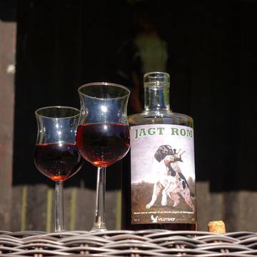 🥃 Nyd et skønt glas Jagt Rom i det skønne sommervejr ☀️😋Fås i 50 cl til 350,- eller 70 cl til 399,-https://vildtshop.dk/home/370-485-jagt-rom.html#/141-storrelse-50_cl