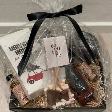 🎁 Få lavet din julekurv her 🎄🎅🏻Skal du bruge en kurv her op mod jul, så kan vi også være behjælpelige med det 👌🏻Vi har både noget til hende og ham, eller personen der ikke mangler noget 😉Så send os en sms eller giv os et kald på 20343857, så finder vi det der passer til dig 😊😊🙌🏻🎁🎄