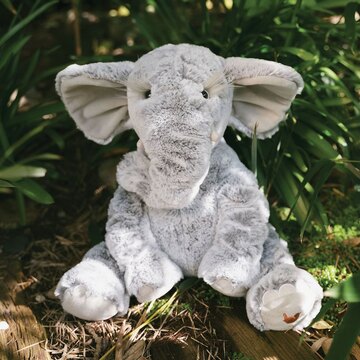 🐘😍 Wow, se lige hvem vi har fået på lager. Den sødeste og vildt bløde elefant Winnie fra engelske Wrendale 🐘🥰Fås i to forskellige størrelser og er helt igennem perfekte til nyfødte, da der ikke er nogle stikkende knorerhår og lignede. Men også et kæmpe hit blandt alle bamse-elskere ♥️https://vildtshop.dk/module/iqitsearch/searchiqit?s=Winnie#wrendale #elefantbamse #bamseelefant #elefant #blødelefant