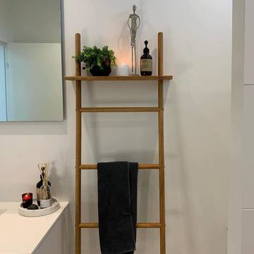 🌳 Træstiger i olieret eg, perfekte til det nordiske look 😍Vores træstiger kan bruges i alle husets rum. Brug den i entréen til jakker, i stuen til pynt, i soveværelset til dit tøj eller på badeværelset som du ser på billedet herunder 👇🏻😍Ja, det ser knald godt ud.Hop ind og bestil dine nye træstige allerede i dag, den er både dansk designet og dansk produceret 🇩🇰🇩🇰https://vildtshop.dk/traeprodukter-/198-handklaedestige-med-enkelt-hylde-i-olieret-eg-by-brorson.html#træstige #danskdesign #trend #boligindretning #danskproduceret