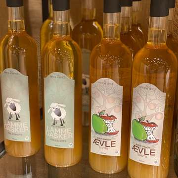 🍏 ÆBLEKAGE PÅ FLASKE 🍎😋Skal du have en værtindegave til weekenden, eller skal dig og dine bare forkæles lidt ekstra??Så har vi her den helt idelle forfriskning 😋🍹Server den kold med flødeskum på toppen og et drys af æblerasp eller makroner 👌🏻😋 og Wupti, så har du æblekage som drink 🍹Pris 225,-https://vildtshop.dk/home/560-696-aewle-eller-lamme-dasker-aebleshot-spice-by-spice-8004595053702.html#/155-variant-aewle