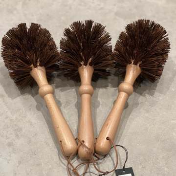 🍂EFTERÅRS TILBUD • EFTERÅRS TILBUD🍂Vi har et super godt tilbud til dig 🙌🏻Vi har disse fine krukkebørster til KUN 45,- Normalpris 75,-De kan også bruges til nye kartofler, men lige nu hvor alle krukkerne skal ind, så er de helt idelle.Men skynd dig, vi har kun disse tilbage.Bestil dem i opslaget herunder eller send os en besked 🙌🏻😉