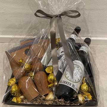 🐣🐥 Skal du i byen i morgen aften eller mandag og har du ikke lige fået købt en værtindegave??Så tøv ikke, vi hjælper dig 🎁☀️Alt du skal gøre er at sende os en sms eller give os et kald på 30343857, så finder vi noget lækkert du kan tage med 🙌🏻😊🐥🐣
