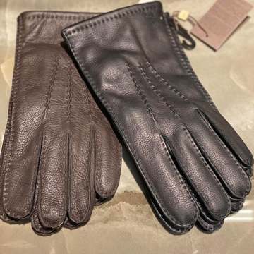 Så kom vores lækre skindhandsker til mænd også på shoppen 🙌🏻☀️Handskerne er lavet af det blødeste hjorteskind af højeste kvalitet, hvilket bestemt kan mærkes, både når du rører ved dem og når du har skindhandskerne på.https://vildtshop.dk/module/iqitsearch/searchiqit?s=Hjorteskind