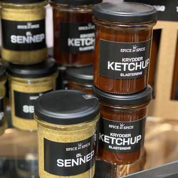 🔥 Lidt nyt til grillsæsonen 😋Kender du det, det er bare den samme ketchup og den samme sennep du får til dine grillpølser 🌭 men hvorfor ikke prøve noget nyt?? 🤗🤗Vi har fået en rigtig god krydder ketchup hjem med en røget smag og en frisk og delikat øl sennep 🍻Se alle de lækre specialiteter lige her https://vildtshop.dk/63-smagsoplevelser